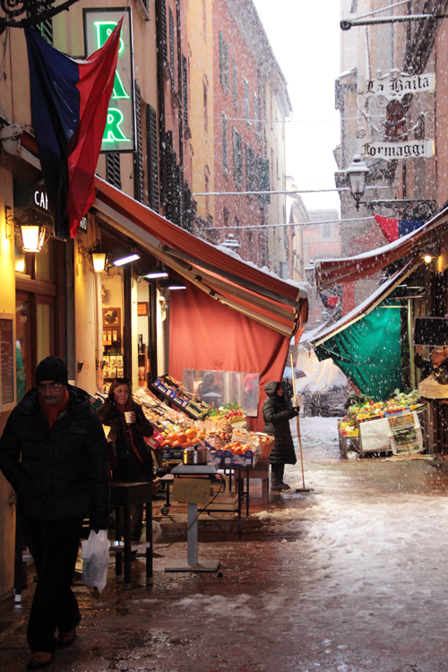 Kaupat levittäytyvät kaduille lumisateesta huolimatta.